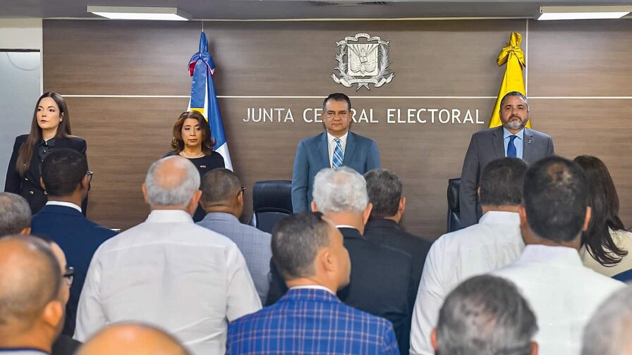 La JCE rectifica y deja en suspenso la restricción a las encuestas electorales La JCE rectifica y deja en suspenso la restricción a las encuestas electorales