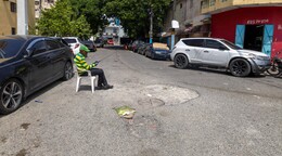 Hoyo tras hoyo: la calle Antonio Mayí Pérez se deteriora en Villa Juana