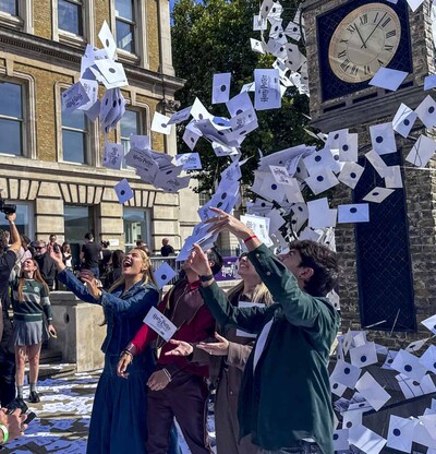 Fans de Harry Potter celebran en Londres la vuelta a Hogwarts antes de estreno de la serie