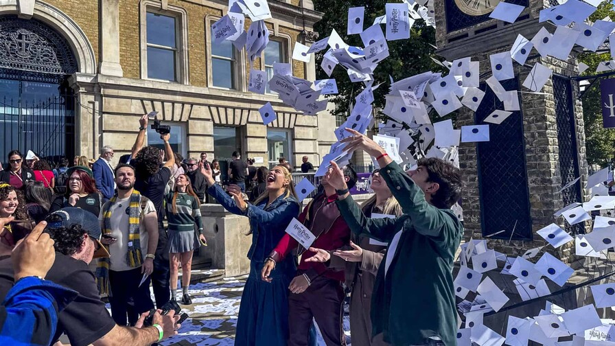 Fans de Harry Potter celebran en Londres la vuelta a Hogwarts antes de estreno de la serie