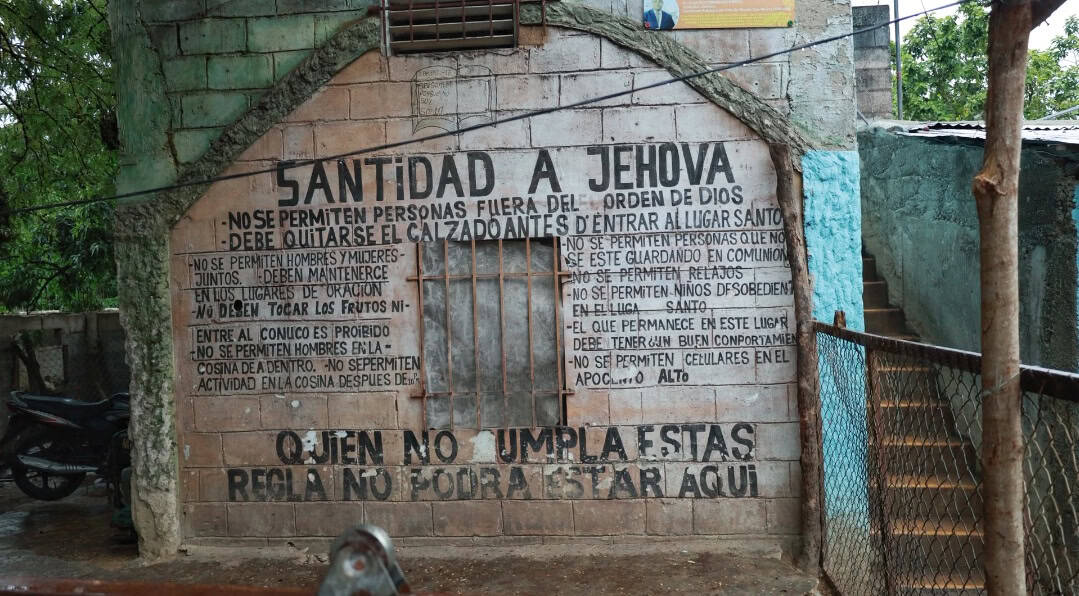 Pared con las reglas que deben de cumplir los miembros de la fundación.