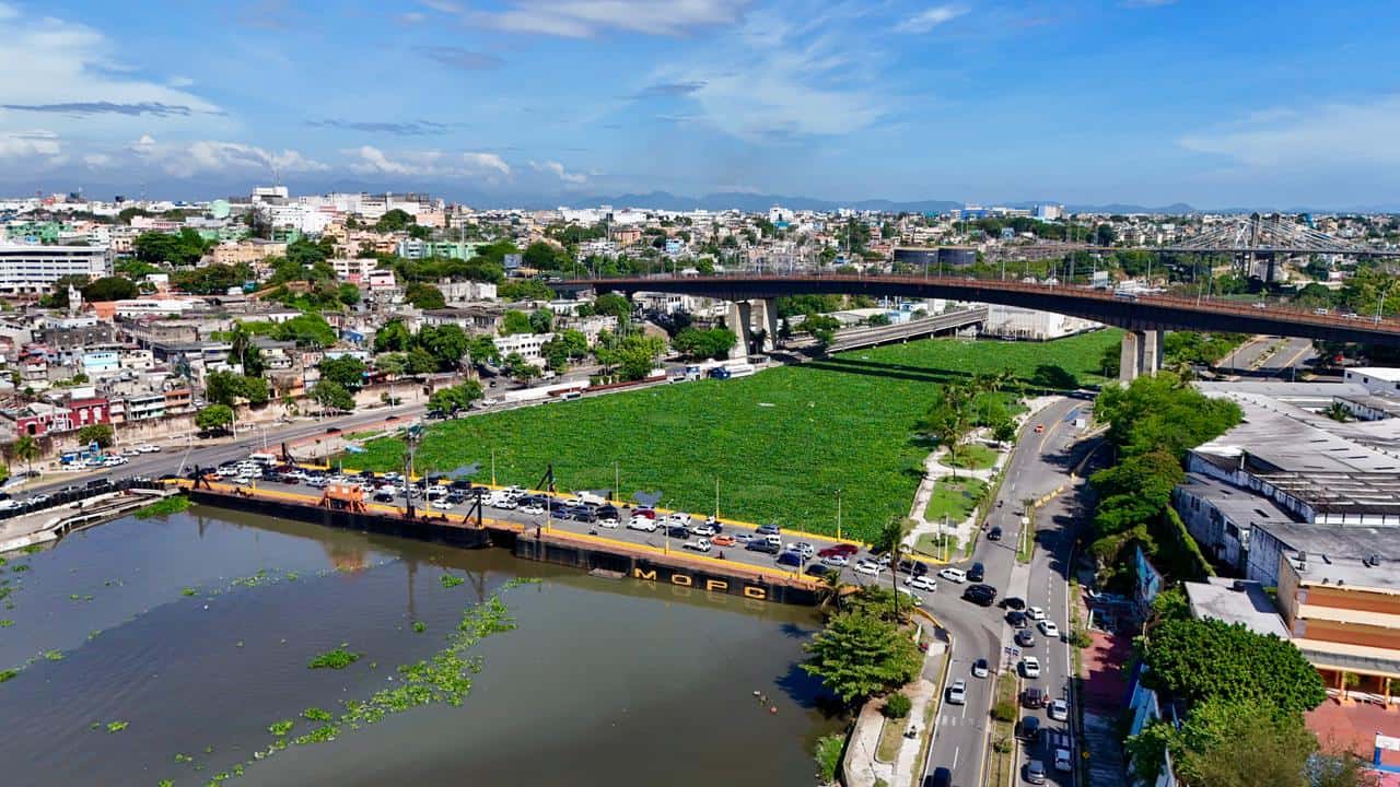 La concentración del jacinto de agua se produce por la crecida de los ríos Ozama e Isabela cuando se registran lluvias en sus cuencas alta y media.&nbsp;