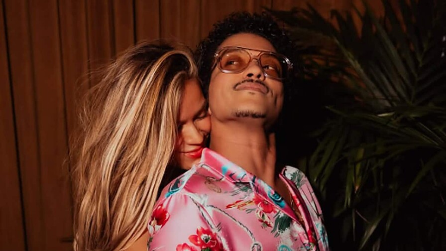 Karol G y Bruno Mars estrenan el videoclip de Still