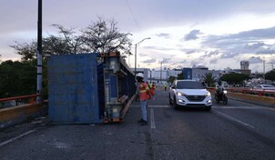 Patana cargada de varillas se vuelca en elevado del Expreso V Centenario y provoca tapón