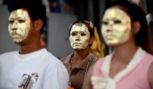 Tailandeses se cubren el rostro con láminas de oro para atraer la prosperidad