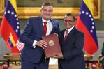 Venezuela firma acuerdos con Chevron y Eni en presencia del secretario de Energía de EE.UU.