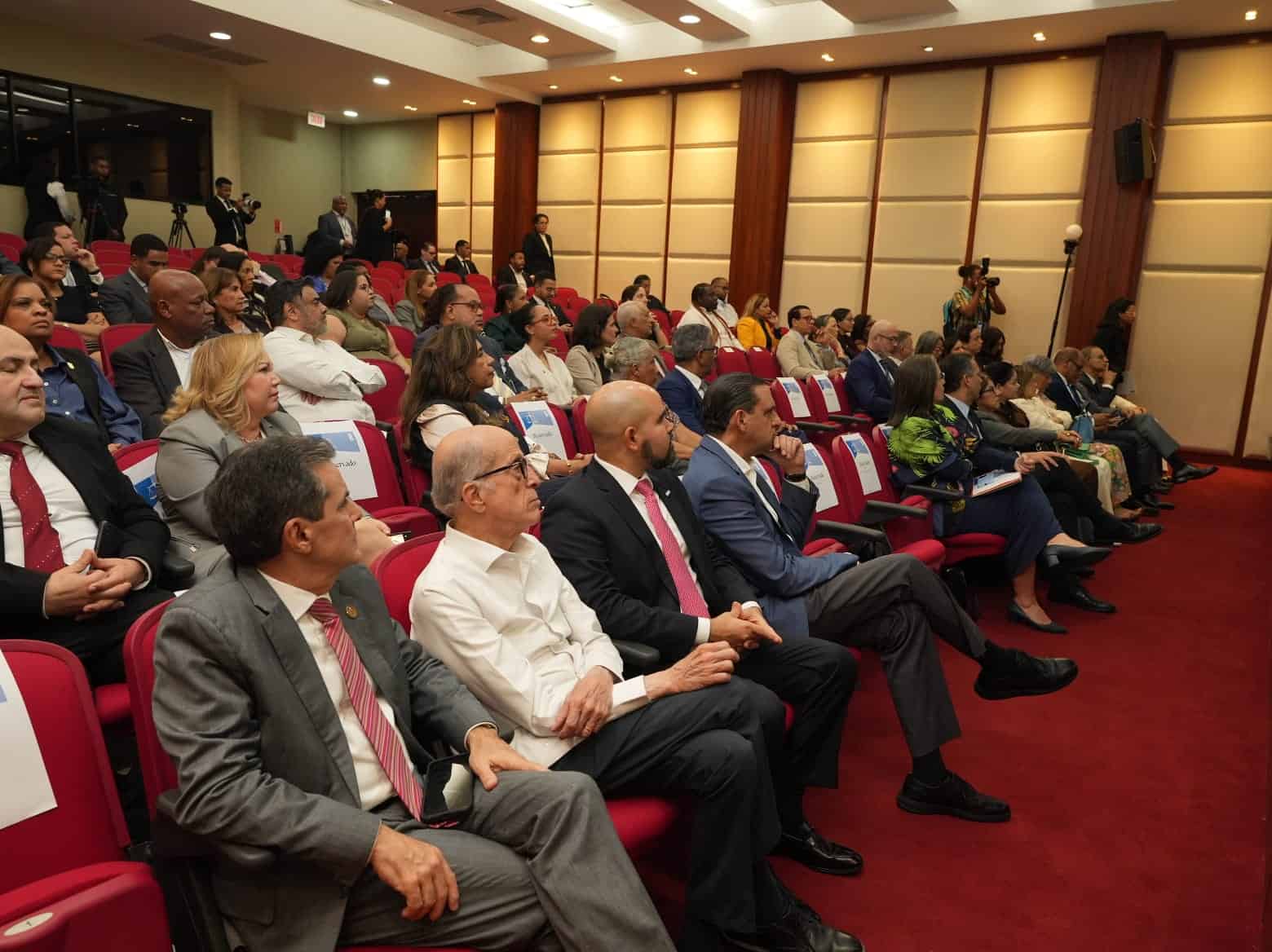 Parte de los participantes en el informe del PNUD presentado este martes en la Universidad Católica Madre y Maestra.
