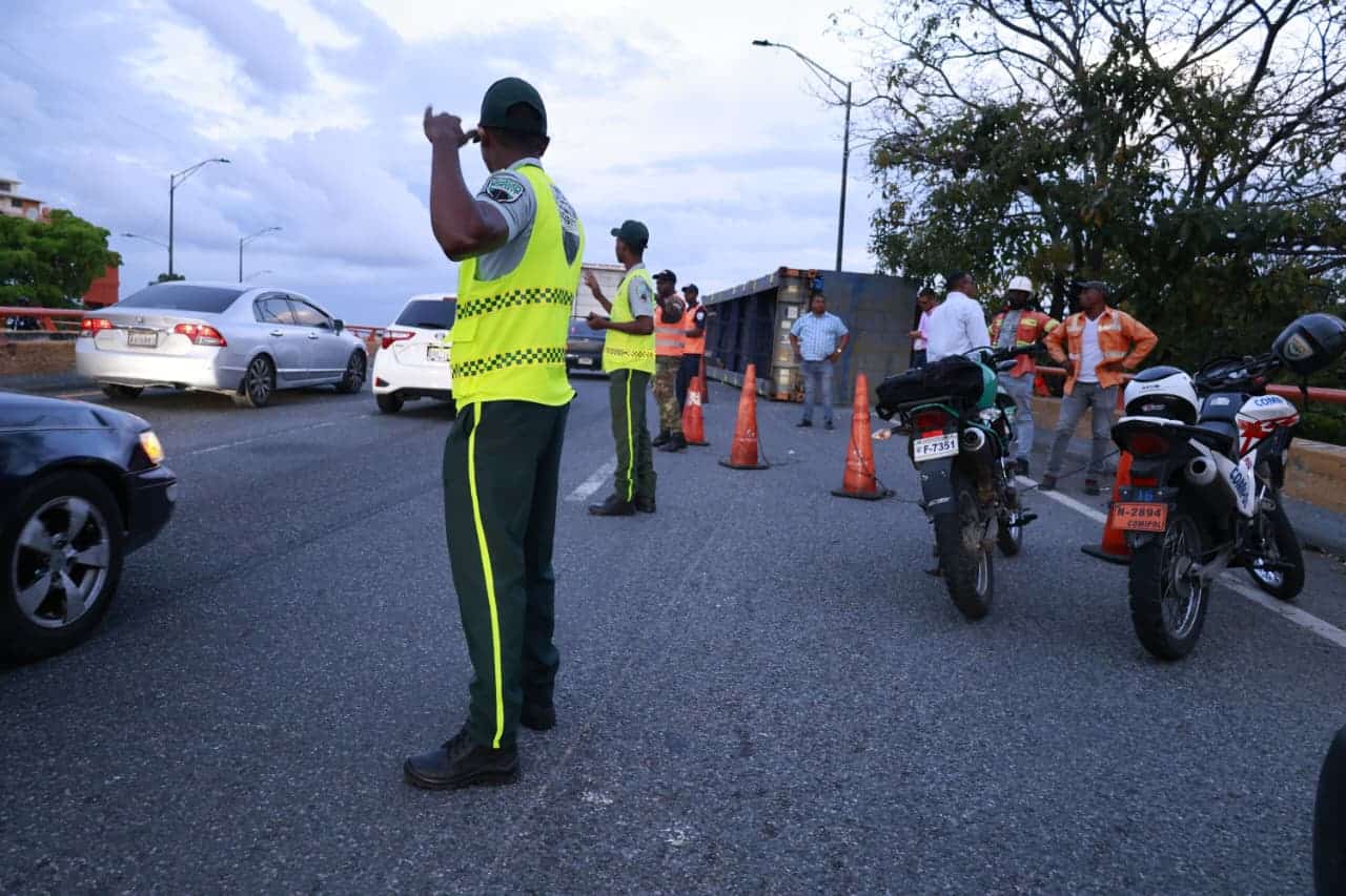 Agentes de la Digesett regulan el tránsito en la zona.&nbsp;