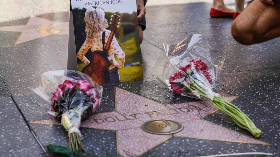 Reparan la estrella de Dolly Parton en el Paseo de la Fama, tras ser vandalizada