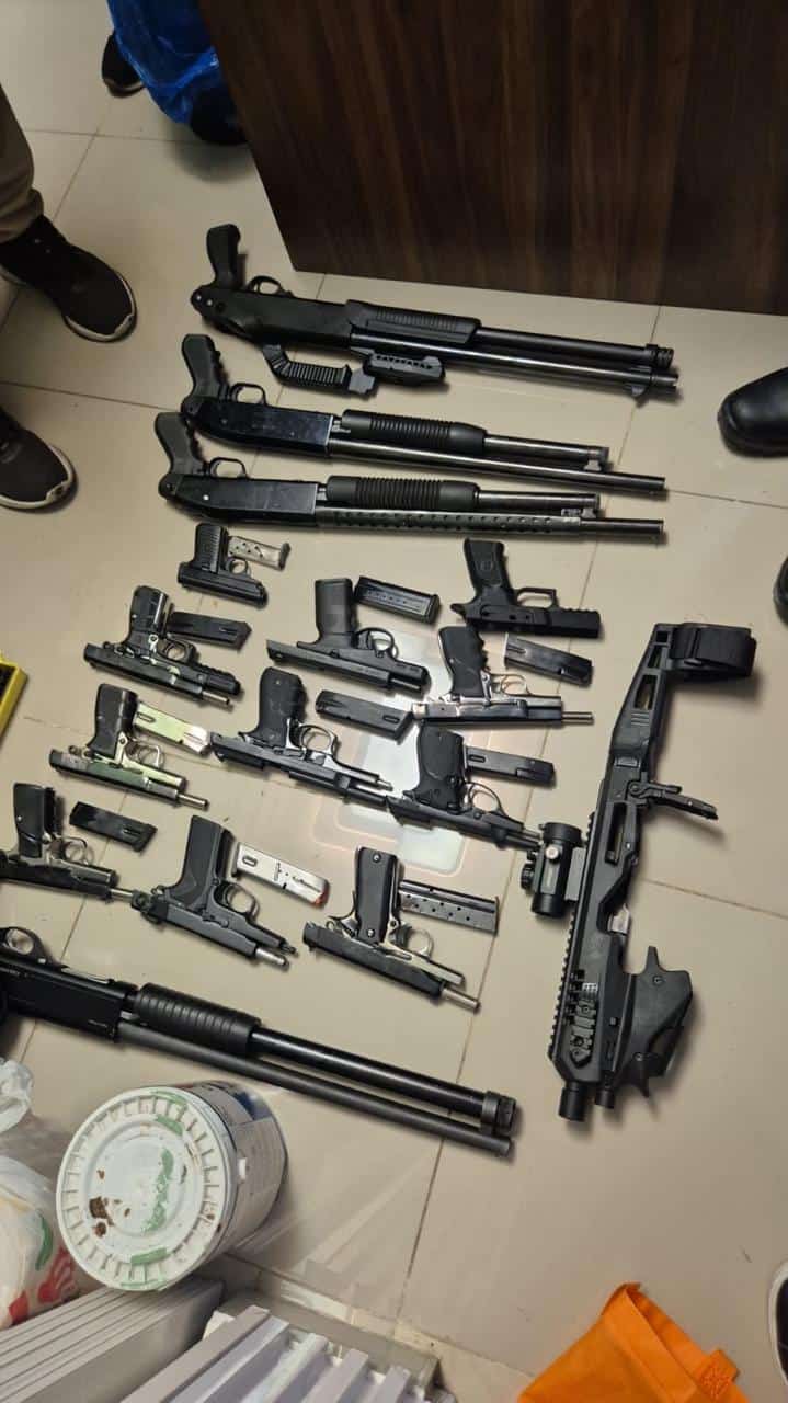 Más de las armas incautadas.