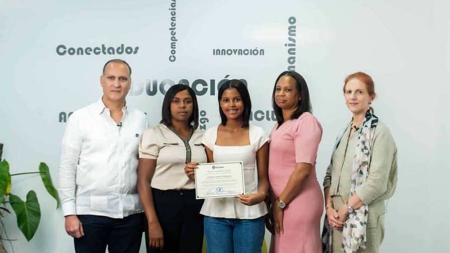 Empresa Dominicana de Cales entrega su primera Beca a la Excelencia