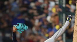 Abner Uribe, el brazo dominicano que sostiene el bullpen de Milwaukee