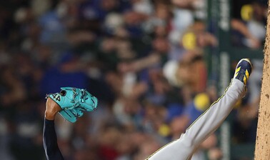 Abner Uribe, el brazo dominicano que sostiene el bullpen de Milwaukee