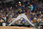 Abner Uribe, el brazo dominicano que sostiene el bullpen de Milwaukee