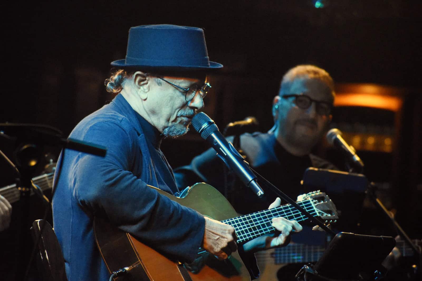 En primer plano, el cantautor José Antonio Rodríguez; detrás, el maestro Alex Mansilla, director musical de la banda, durante la presentación de “Como un bolero”.<br>