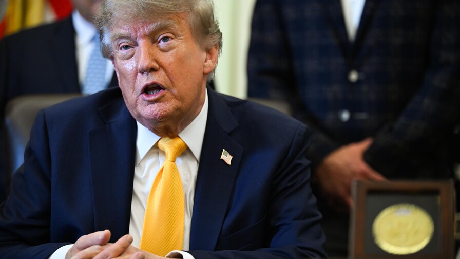 Trump firma una orden para impulsar la eliminación de las protecciones del lobo gris