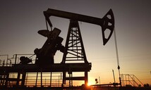 El petróleo de Texas cae más de un 4 % ante la posible liberación de reservas en la UE