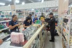 Autoridades decomisan 5,872 productos irregulares en comercios chinos Autoridades decomisan 5,872 productos irregulares en comercios chinos