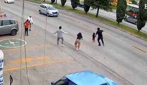 Empleado de supermercado salva a una niña de ser atropellada en México