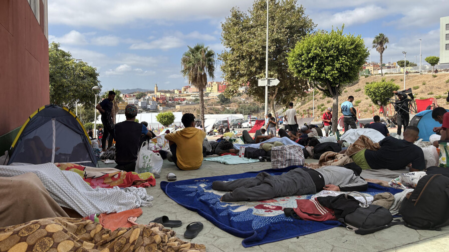 España dice que más de 5,300 migrantes volvieron a Marruecos desde Ceuta en un mes España dice que más de 5,300 migrantes volvieron a Marruecos desde Ceuta en un mes