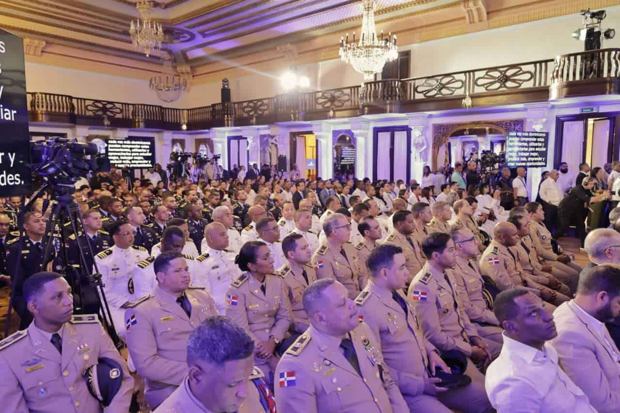 Todos los presentes en el lanzamiento del&nbsp; programa “RD Inteligente” para capacitar a un millón de dominicanos en inteligencia artificial de manera gratuita.