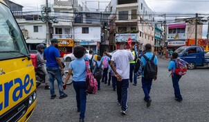 La rutina a bordo de las rutas de TRAE en una ciudad que no se detiene al paso de un autobús escolar