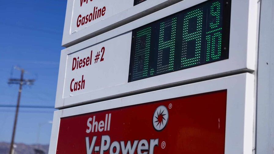 Una coalición de estados demanda a Trump para impugnar normas sobre el combustible en EE. UU.