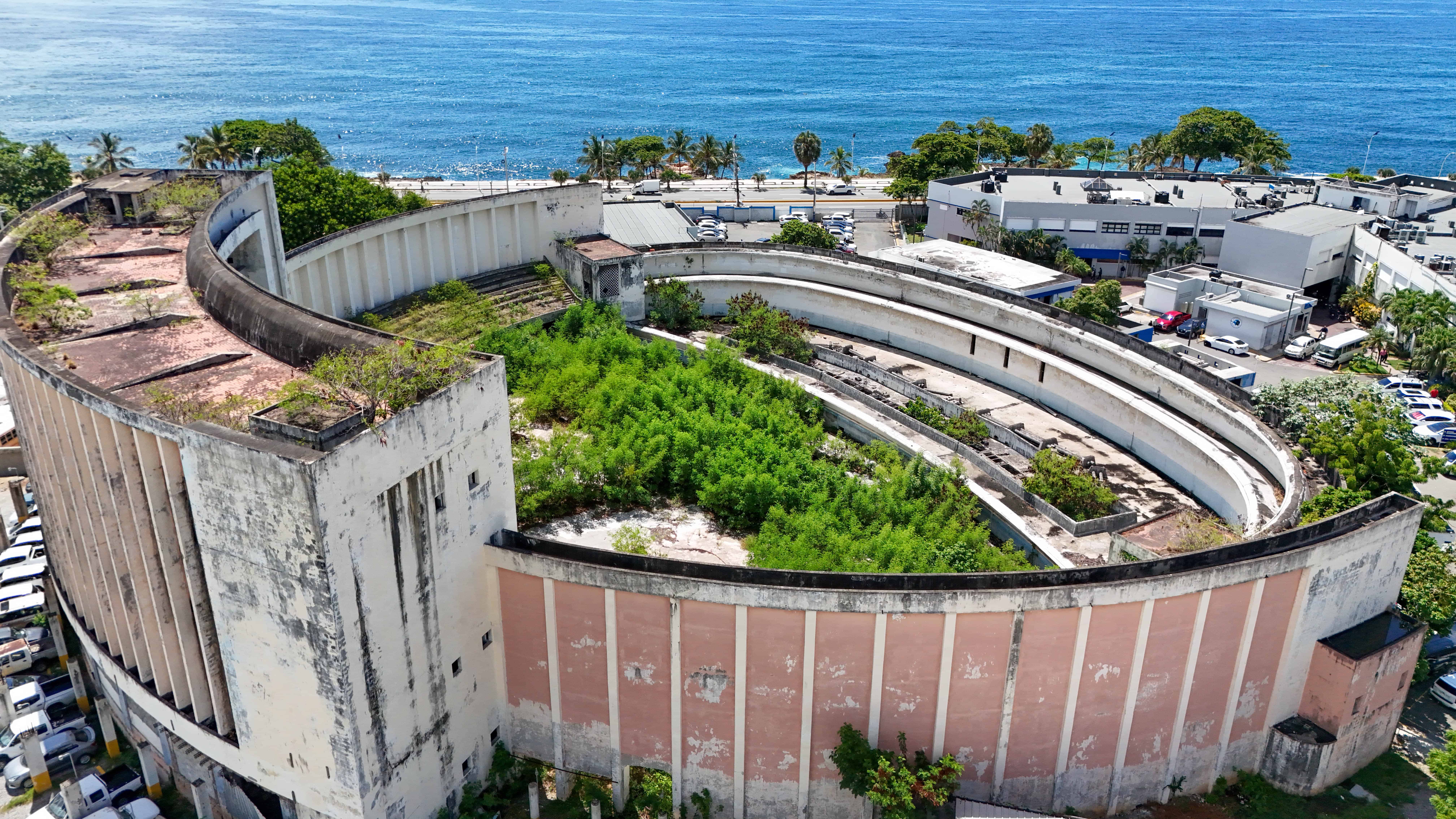 El histórico Teatro Agua y Luz cubierto de maleza.