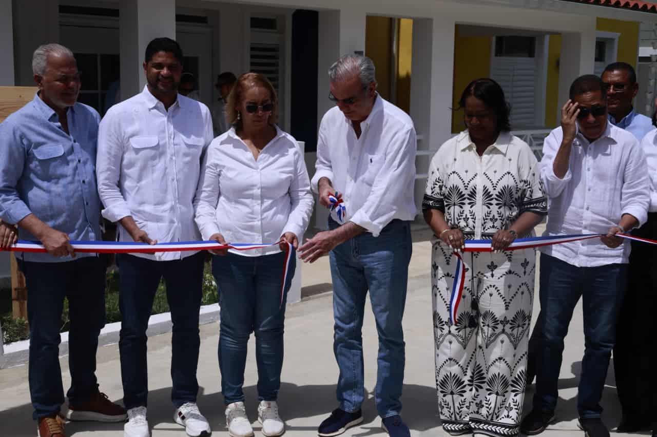 El presidente Luis Abinader corta la cinta. Le acompañan, de izquierda a derecha, Ángel Rafael Salazar Rodríguez Egehid; el senador Gustavo Lara Salazar; la gobernadora de San Cristóbal, Pura Casilla Dolores; Xiomara Guante, directora del Inaipi y Roberto Herrera, director de Infraestructura Escolar.