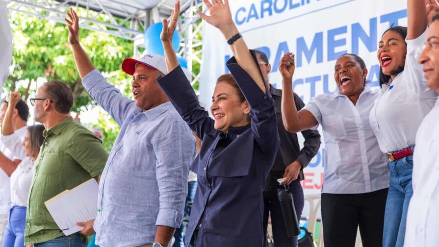 Carolina Mejía fue a Ocoa y a Peravia y prometió continuar las obras del presidente Abinader
