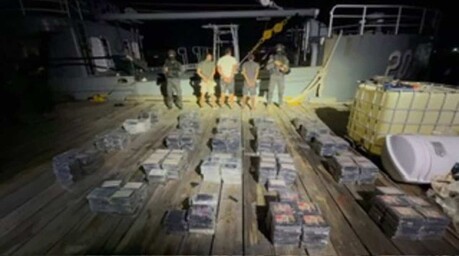 Apresan tres extranjeros con 595 paquetes de presunta cocaína en las costas de Baní