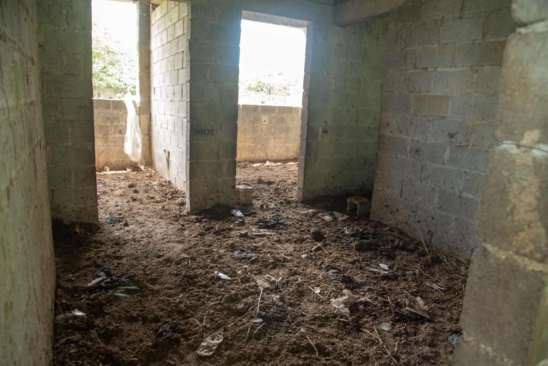 Esta es un aula del liceo que era dormitorios de vacas cuando Diario Libre hizo un reportaje hace cuatro años. 