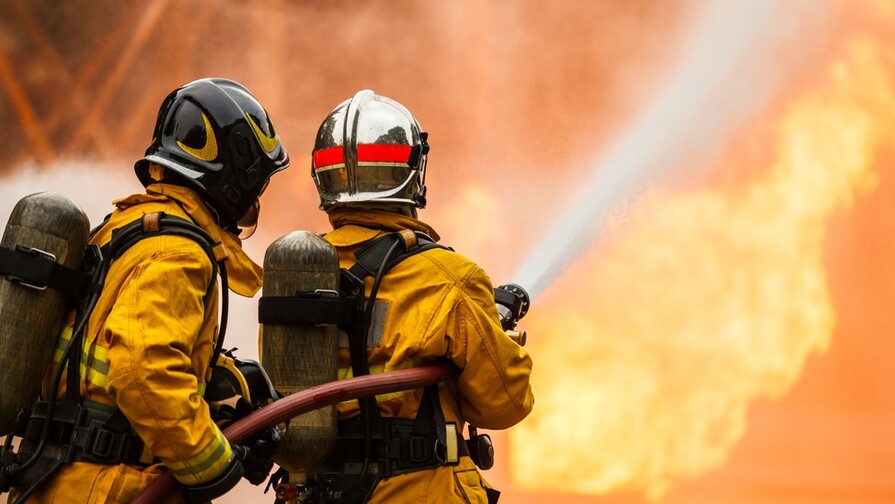 Unas 700 personas son evacuados por un gran incendio forestal en la isla croata de Brac