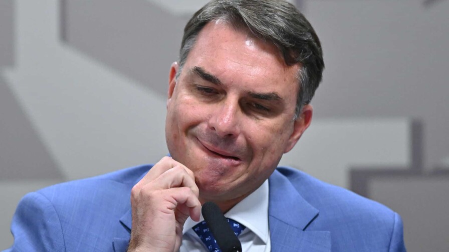 Flávio Bolsonaro acusa a Lula de querer comprar a los pobres al subir la ayuda social Flávio Bolsonaro acusa a Lula de querer comprar a los pobres al subir la ayuda social