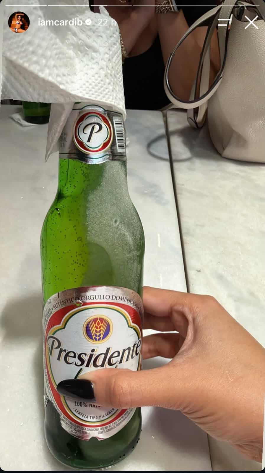 La artista disfrutando de una cerveza.