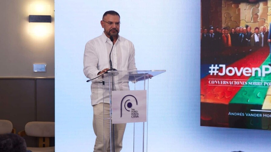 Andrés Vander Horst (hijo) pone en circulación #JovenPolítico en Foro Punta Cana