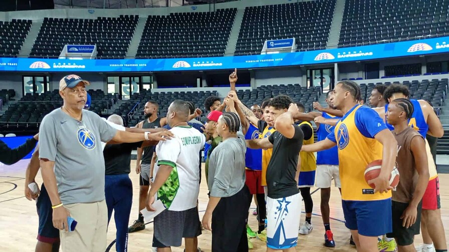 Mauricio Báez y San Carlos abren esta noche la edición 50 del torneo de baloncesto distrital