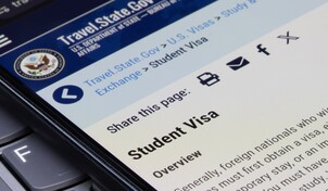 Juez de EE. UU. suspende entrada en vigor de límites de visa para estudiantes y periodistas extranjeros