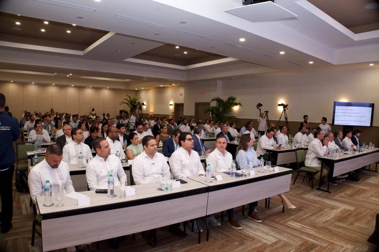 Participantes del Primer Foro Punta Cana durante el diálogo e intercambio de ideas sobre el futuro de República Dominicana.