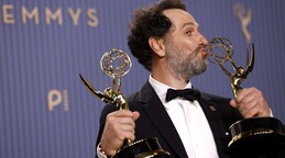 Widows Bay arrasa en unos Emmy que honran la partida de grandes estrellas de Hollywood