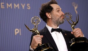 Widows Bay arrasa en unos Emmy que honran la partida de grandes estrellas de Hollywood