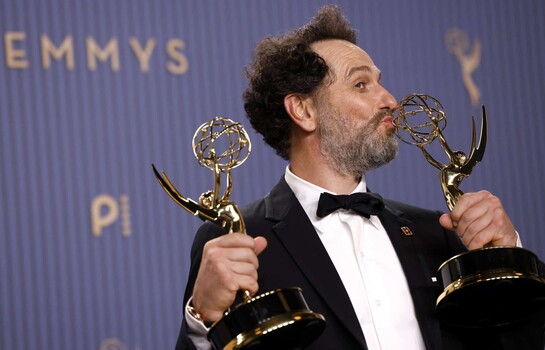 Widows Bay arrasa en unos Emmy que honran la partida de grandes estrellas de Hollywood