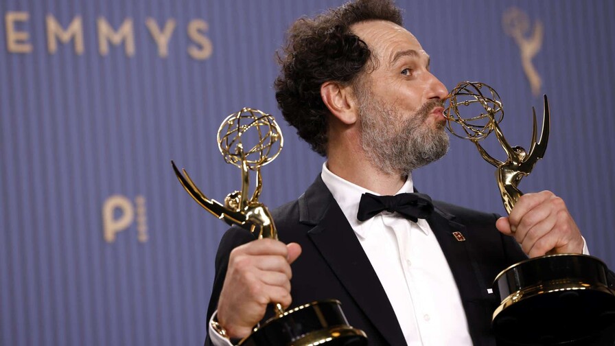Widows Bay arrasa en unos Emmy que honran la partida de grandes estrellas de Hollywood