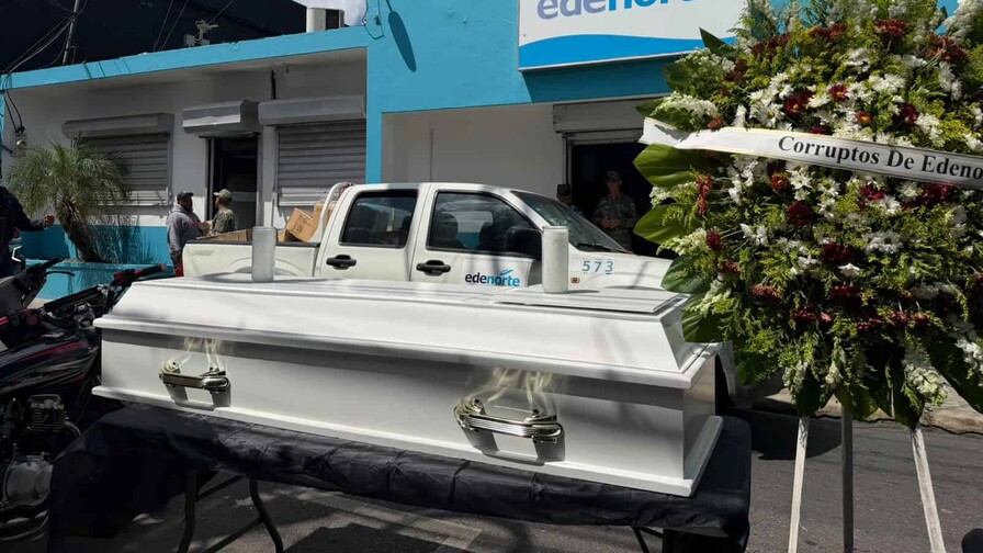 Mocanos realizan velatorio simbólico frente a Edenorte en protesta por apagones y altas facturaciones