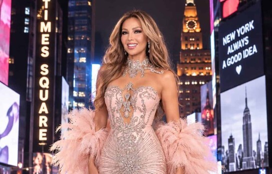 Thalía deslumbra en Times Square con un espectacular diseño de Giannina Azar