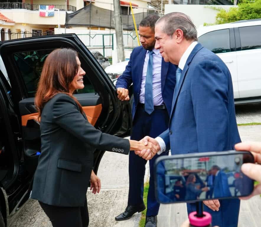 Embajadora de EE. UU. visita a Francisco Javier García, quien destaca su vocación democrática