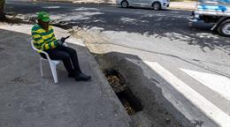 Imbornal sin tapa pone en riesgo a peatones y conductores en Villa Consuelo