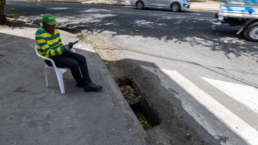 Imbornal sin tapa pone en riesgo a peatones y conductores en Villa Consuelo