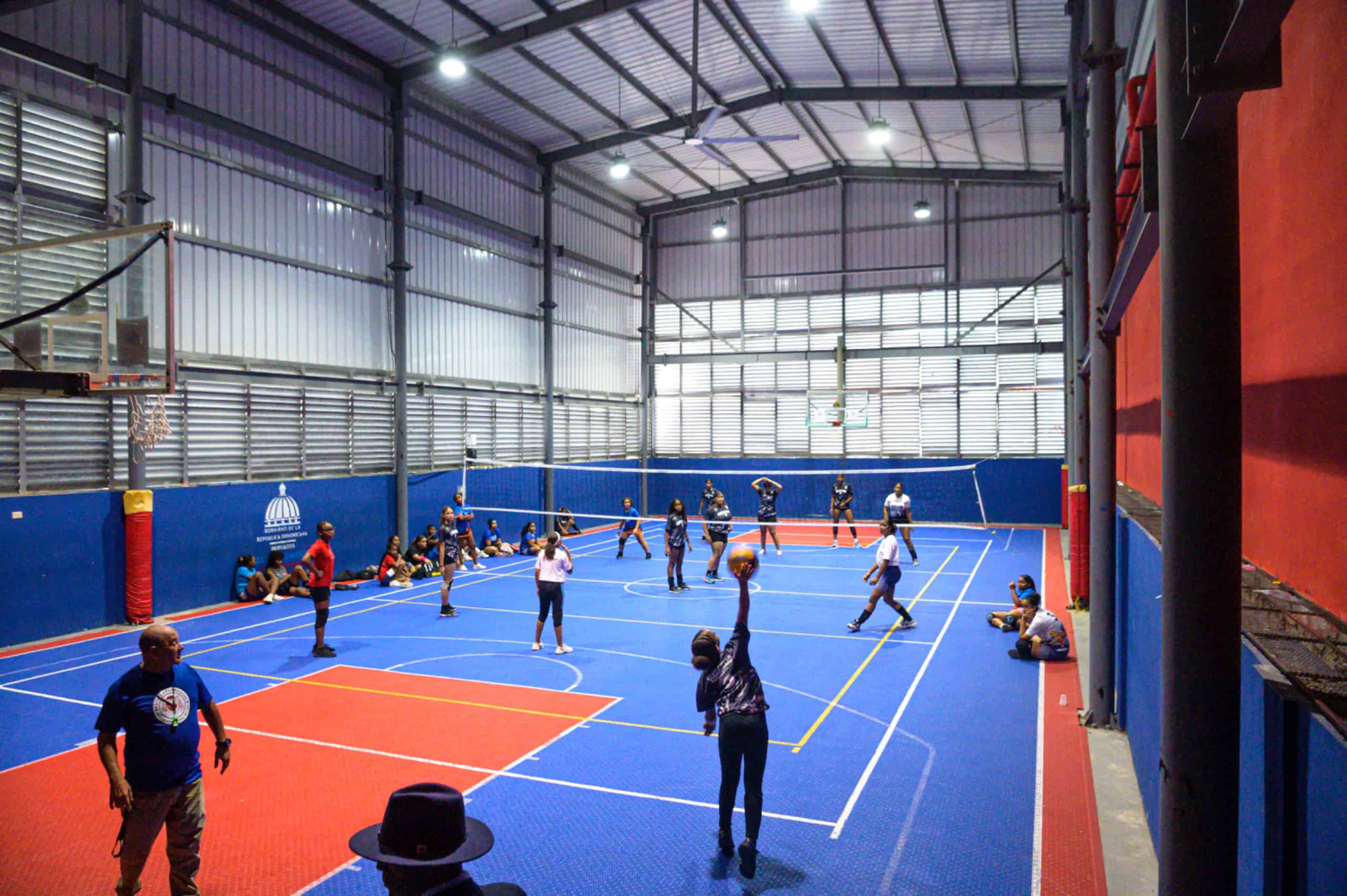 Jóvenes en la práctica de Voleibol.