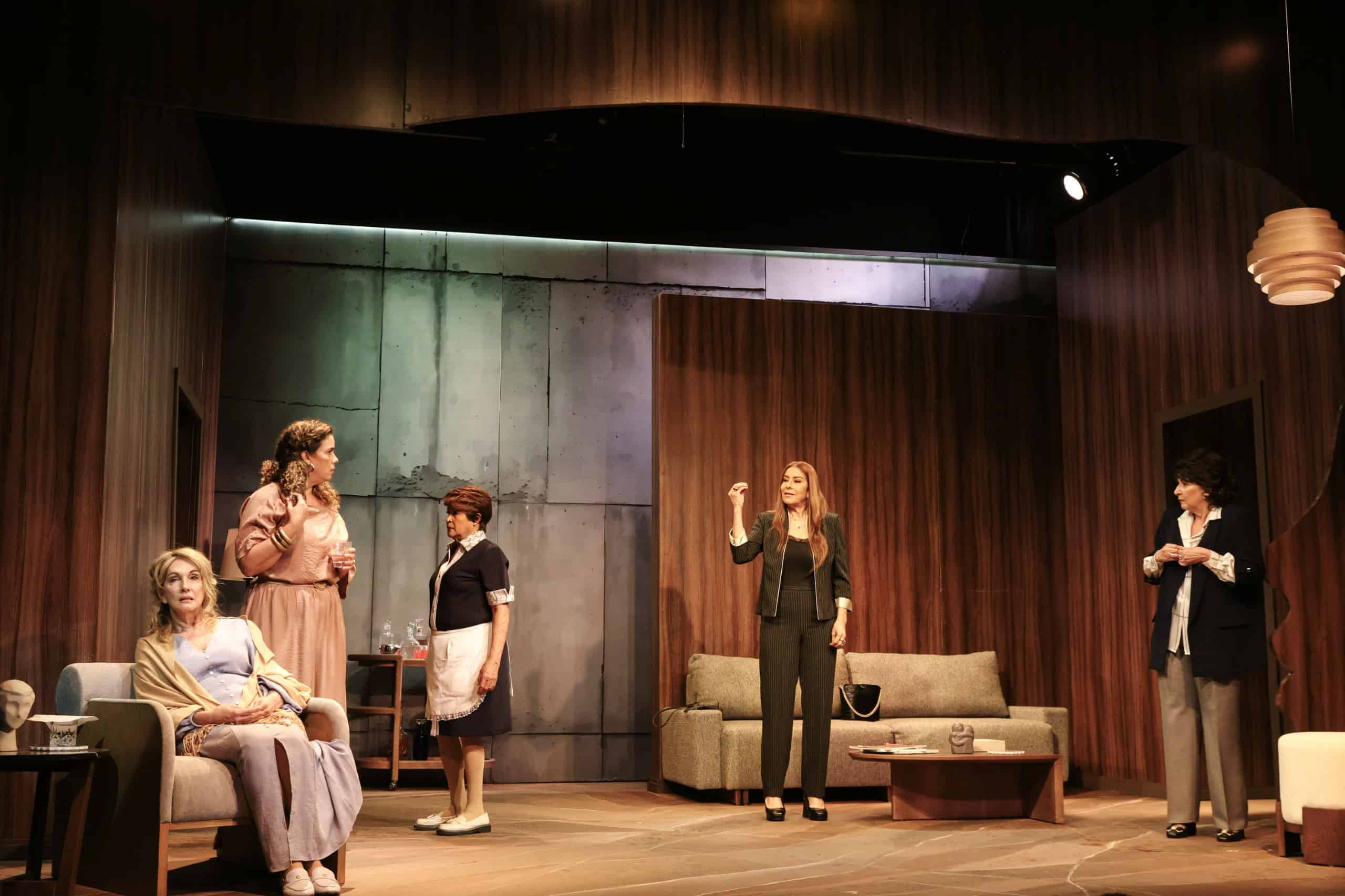 Cecilia García, en el papel de María Inés; Laura Rivera, en el papel de Isabela Quintana; Olga Bucarelli, en el papel de Sirley; Pachy Méndez, en el papel de Selva, y Karina Noble, en el papel de Queca, en una escena de la obra Perdida Mente, dirigida por Carlos Espinal.